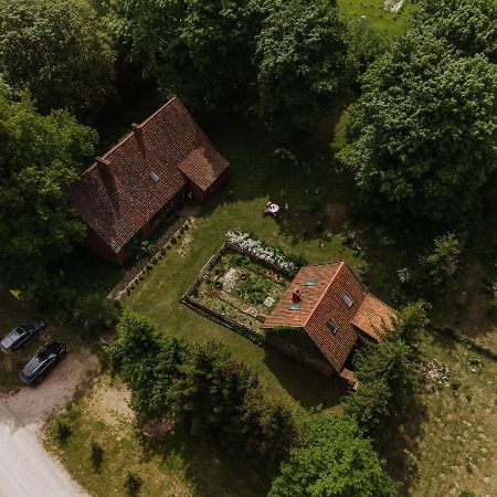 Stara Szkola Nad Jeziorem Czarne  Extérieur photo