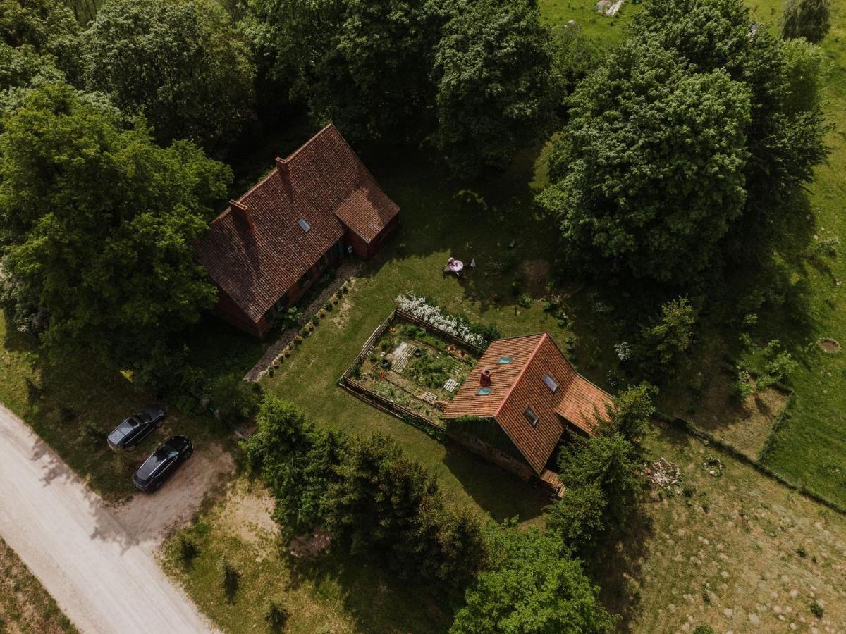 Stara Szkola Nad Jeziorem Czarne  Extérieur photo